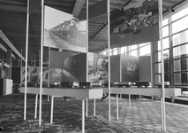 836545 Afbeelding van de stand van de N.S. op de Energie Manifestatie 1955 (E55) te Rotterdam.